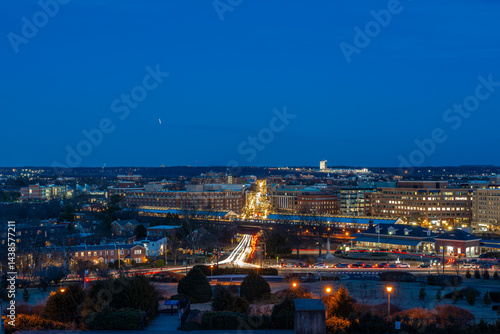 Foto Elevated Nighttime long exposure photo of the downtown Old Town Alexandria Skyline