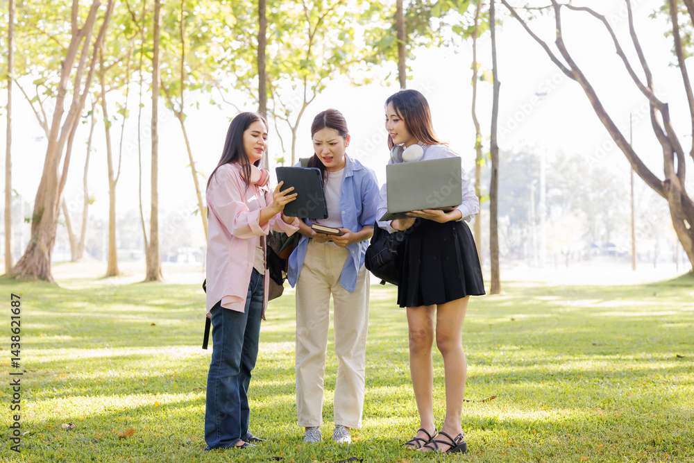 Obraz premium A group of students meeting up to study and gather additional information outside the classroom, enjoying the experience together.