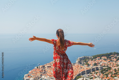 Obraz na płótnie Experience the Freedom and Joy Embracing the Stunning View Over Dubrovniks Landscape w salonie