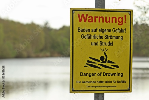 Warnschild an einem Kiessee, Ertrinkungsgefahr