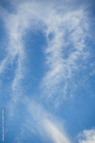 Cielo azul con nubes delgadas y esponjosas en un día claro - foto de stock 