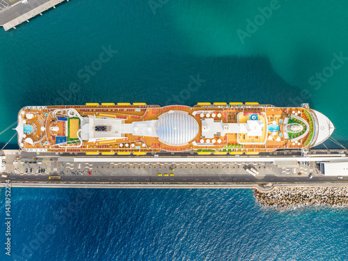 Obraz na płótnie Cruise ship sailing in the azure waters off Funchal, Madeira, showcasing luxury and adventure on a sunny day w salonie