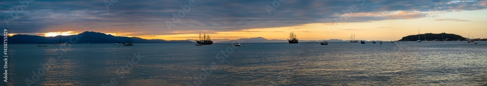 Fototapeta premium panorâmica e o pôr do sol no norte de Florianópolis, a Praia da Cachoeira do Bom Jesus, Canavieiras, SC Brasil 