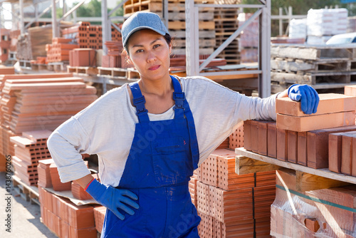 Obraz na płótnie Portrait of a confident asian woman worker in the warehouse of a building materials store w salonie