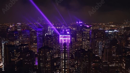 Wallpaper Mural 紫色にライトアップされた夜の都市景観 Torontodigital.ca