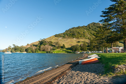 Obraz na płótnie View along Pilot Bay on Mount Maunganui harbourside with landmark mountain at end. w salonie