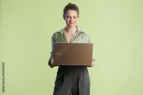 Obraz na płótnie Woman in bright studio works on her laptop, focused w salonie