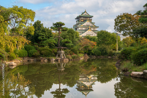 Obraz na płótnie Osaka Castle with reflection in a pond in a Japanese garden on the castle grounds on a sunny autumn morning, Osaka, Japan w salonie