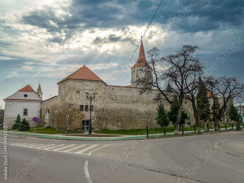 Obraz na płótnie Smith guild bastion, Aiud Nagyenyed fortified protestant church in Romania with walls and towers in the middle of the town w salonie