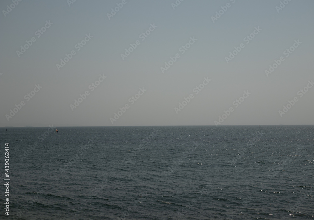 Obraz premium 灰色の空と海