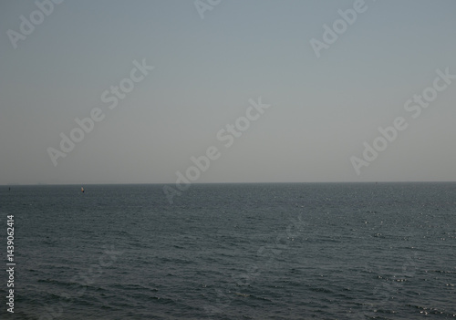 灰色の空と海