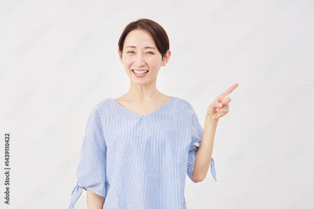 女性 ミドルエイジ 右を指差す 白背景 女性 ミドルエイジ 右を指差す 白背景