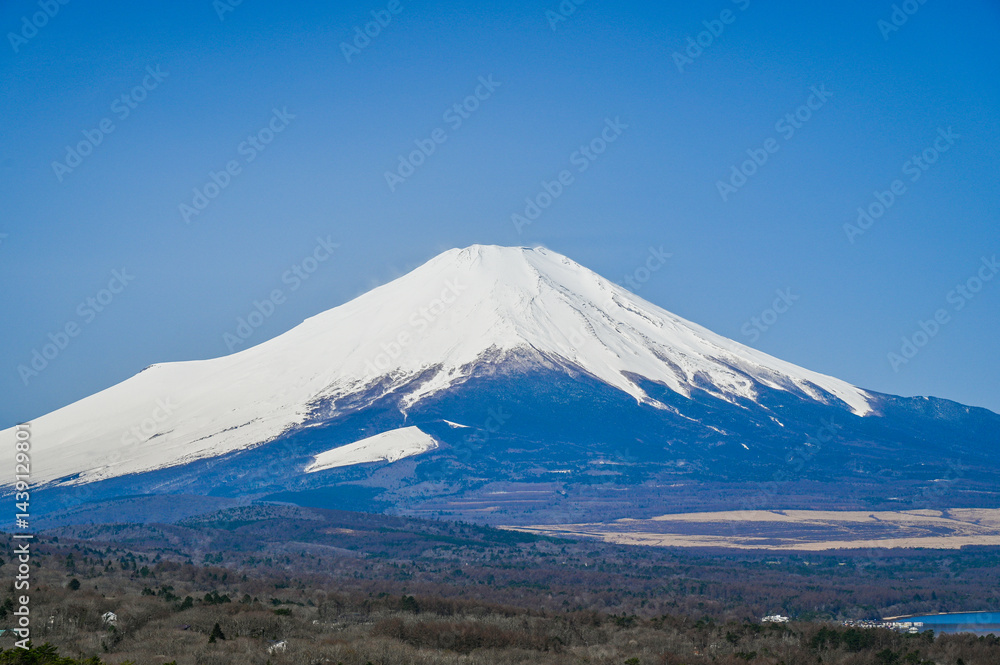 山梨県の山中湖と富士山