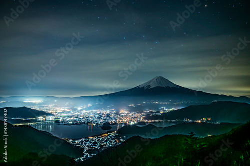 Obraz na płótnie 山梨県新道峠からの富士山と河口湖と夜景 w salonie