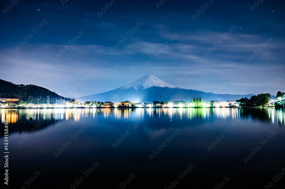 山梨県夜の河口湖と富士山