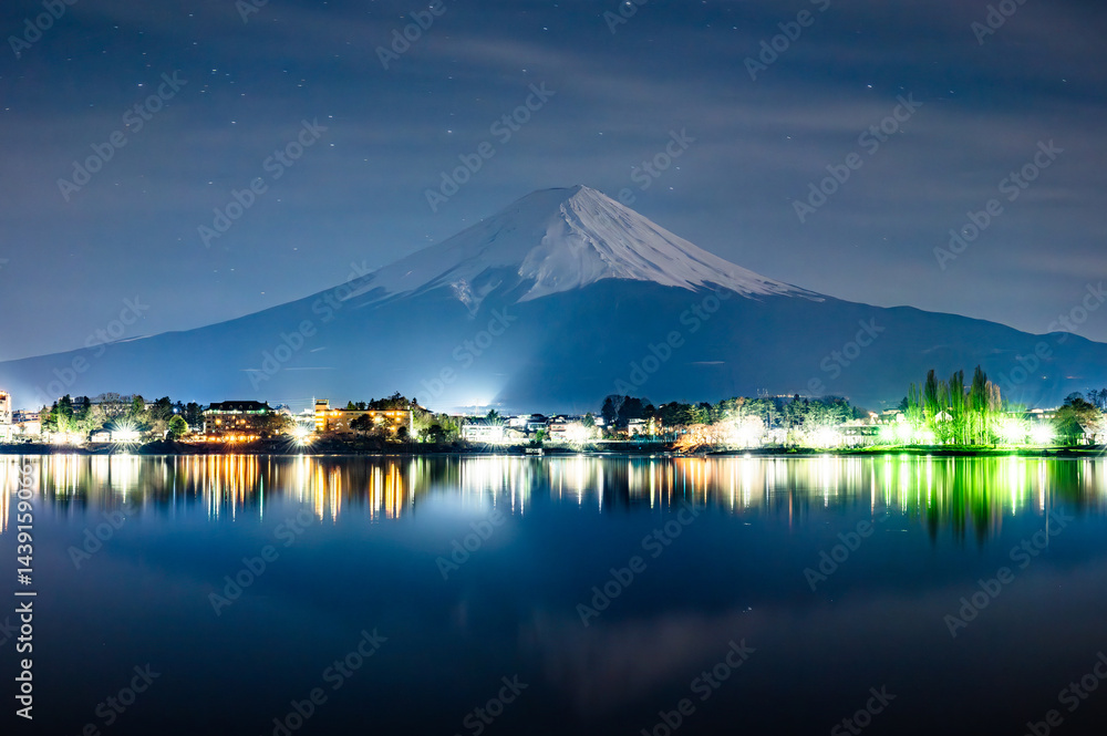 山梨県夜の河口湖と富士山