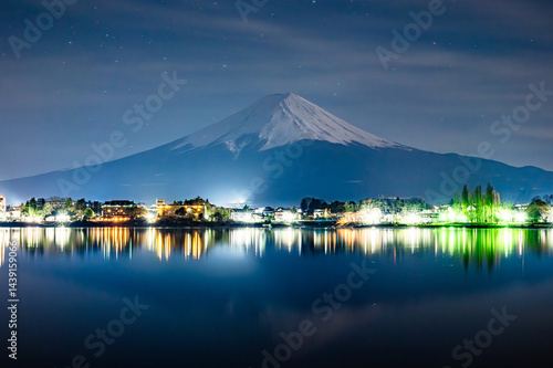 Obraz na płótnie 山梨県夜の河口湖と富士山 w salonie