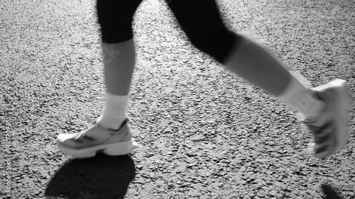 Canvastavla Black and white close-up of runner legs in motion showing athletic footwear
