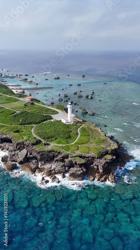 宮古島の最東端、東平安名崎（ひがしへんなざき）は、雄大な自然と真っ白な灯台が美しく調和する絶景スポット。
どこまでも続く水平線と、紺碧の宮古ブルーをバックに、風に吹かれる岬をドローンでダイナミックに撮影しました。
自然の力強さと癒しを感じられる、旅気分あふれる映像です。
