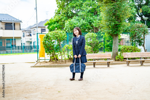 公園に立つ女子高生