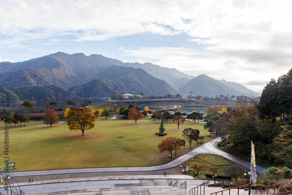 紅葉に彩られた美しい宮ヶ瀬湖。
神奈川県清川村、早戸川林道-2025年