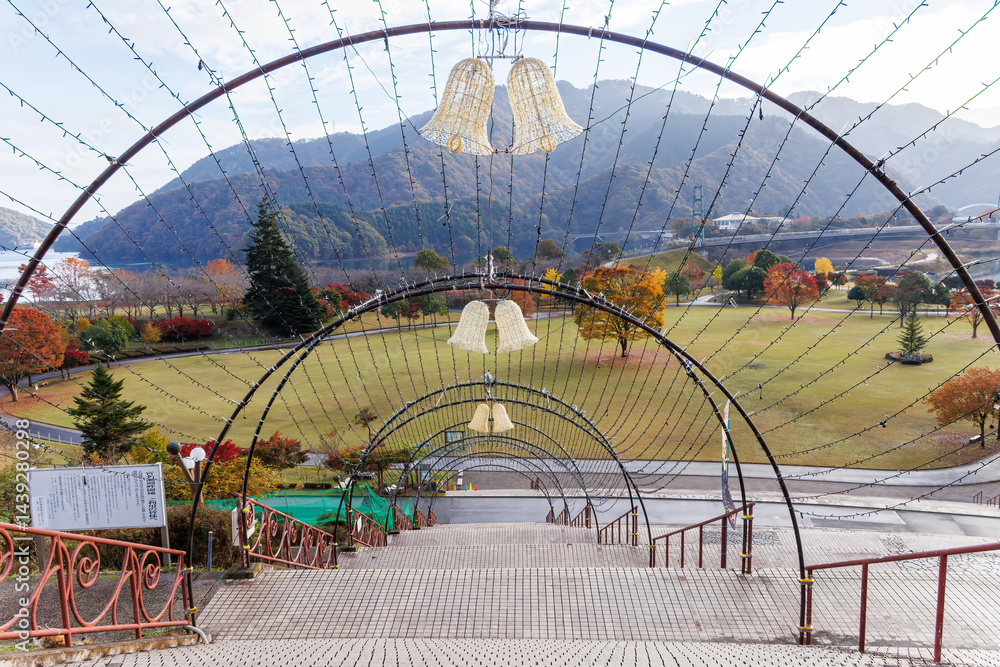 紅葉に彩られた美しい宮ヶ瀬湖。
階段とドーム。
神奈川県清川村、早戸川林道-2025年
