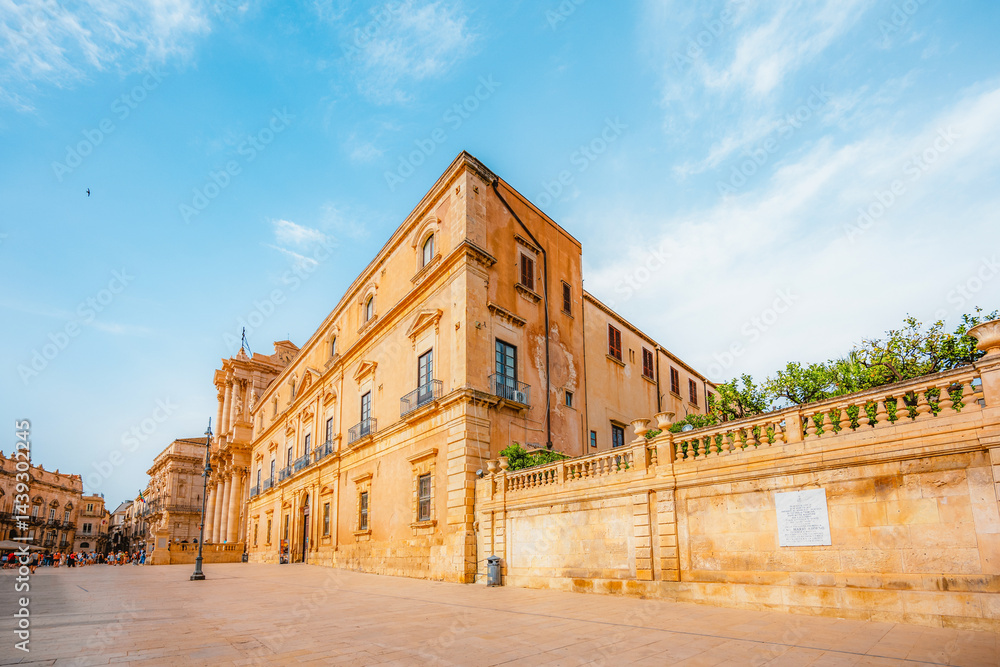 Obraz premium Ortigia island, old cityspace town in Syracuse. Small island on Sicily, Italy. Main square with Syracuse Cathedral
