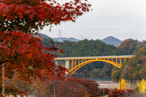 Obraz na płótnie 美しい宮ヶ瀬湖と鉄橋
紅葉に彩られた美しい宮ヶ瀬湖。
神奈川県清川村、早戸川林道-2025年
w salonie