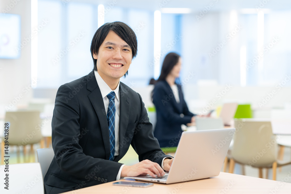 オフィスで働く若いビジネスマン 撮影協力 学校法人電波学園 東京電子専門学校 オフィスで働く若いビジネスマン 撮影協力 学校法人電波学園 東京電子専門学校