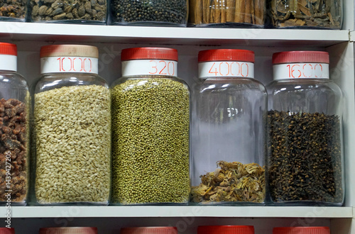 Obraz na płótnie spices and herbs on a market in mumbai w salonie