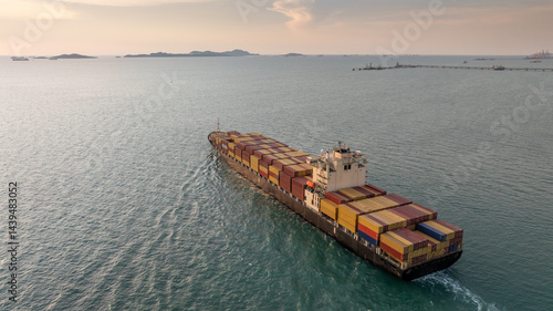 Obraz na płótnie Aerial view container ship cargo freight shipping international, Global business freight shipping import export logistic transportation container ship, Container ship cargo sea freight container ship. w salonie