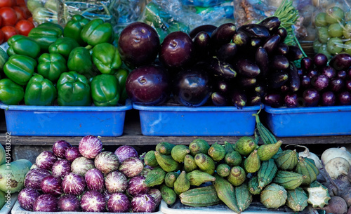Obraz na płótnie fresh vegetables on a local market in mumbai, india w salonie