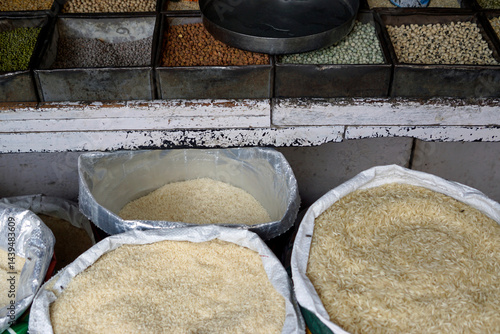 Obraz na płótnie spices and herbs on a market in mumbai w salonie