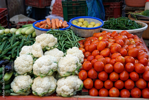 Obraz na płótnie fresh vegetables on a local market in mumbai, india w salonie