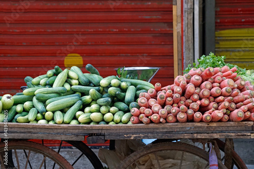 Obraz na płótnie fresh vegetables on a local market in mumbai, india w salonie