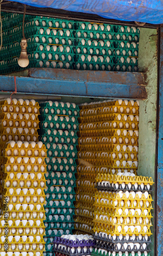 Obraz na płótnie Chicken eggs on plastic trays in Mumbai w salonie