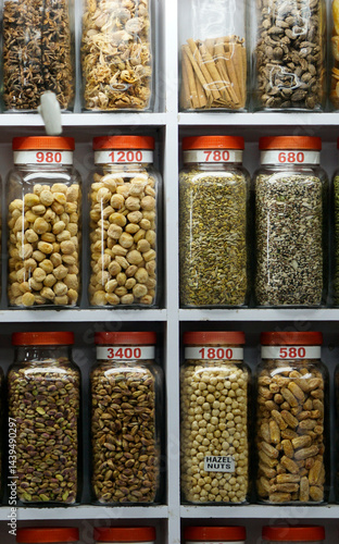 Obraz na płótnie Market stall selling dried nuts w salonie