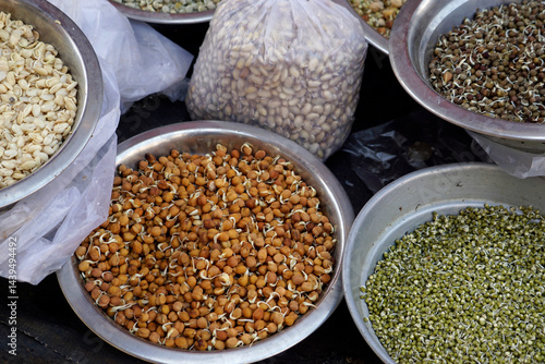 Obraz na płótnie spices and herbs on a market in mumbai w salonie