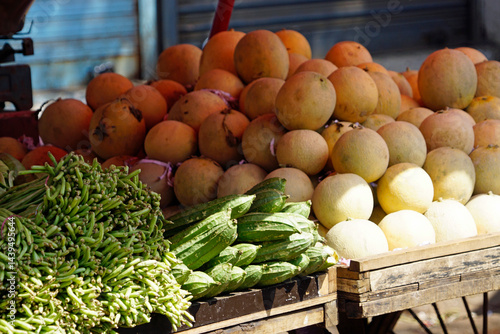 Obraz na płótnie fresh vegetables on a local market in mumbai, india w salonie