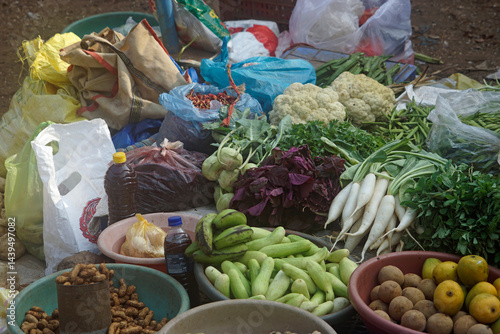Obraz na płótnie fresh vegetables on a local market in mumbai, india w salonie
