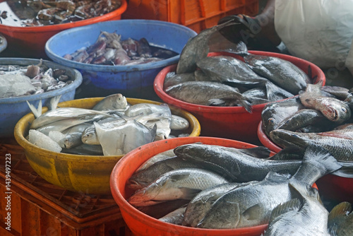 Obraz na płótnie fish on a local market in mumbai w salonie