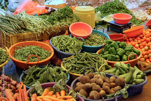 Obraz na płótnie fresh vegetables on a local market in mumbai, india w salonie