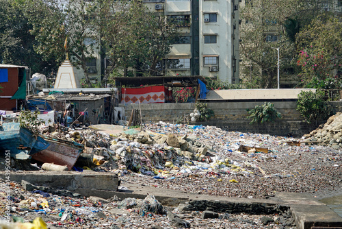 Obraz na płótnie garbage dump in a fisherman district in mumbai w salonie