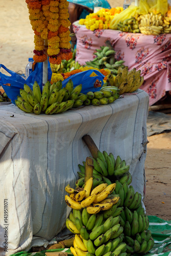 Obraz na płótnie flower necklaces at hindu banana festival in baga goa w salonie