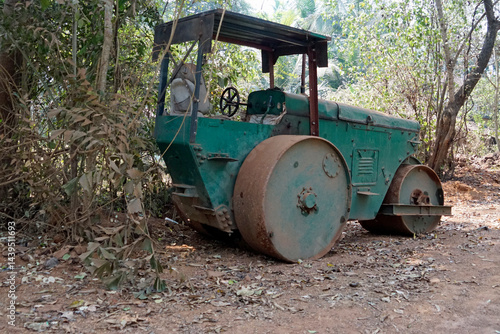 Obraz na płótnie rotten agricutural machine in goa w salonie