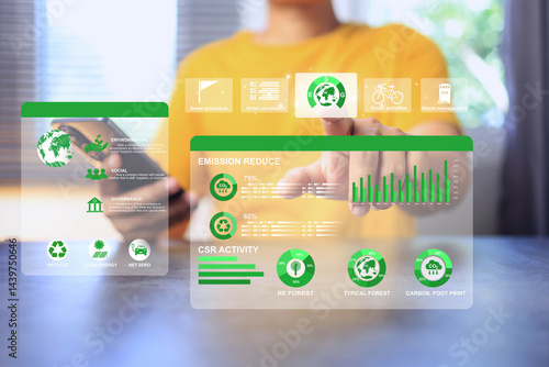 Foto Green business concept with a man analyze ESG procedure data summary of co2 emis