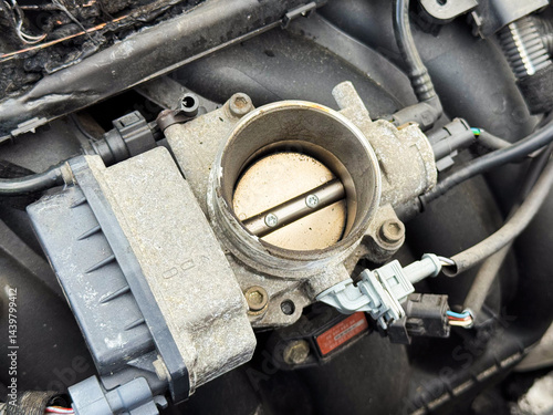 Foto Close-up of a car engine throttle body showing the butterfly valve, electronic a