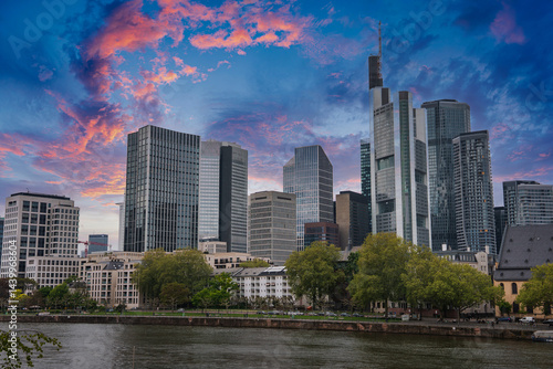 Obraz na płótnie Modern skyline of Frankfurt, Germany, featuring the Commerzbank Tower, tree lined waterfront, and a mix of contemporary and historic architecture. w salonie