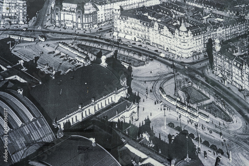 Obraz na płótnie Aerial view of Frankfurt Hauptbahnhof in Germany, showcasing its arched roof, tram tracks, busy streets, and classic European style architecture. w salonie