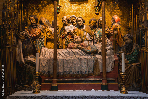Obraz na płótnie Intricate altarpiece depicting a central figure on a bed, surrounded by expressive figures, framed by ornate gold and wood in a Frankfurt cathedral. w salonie